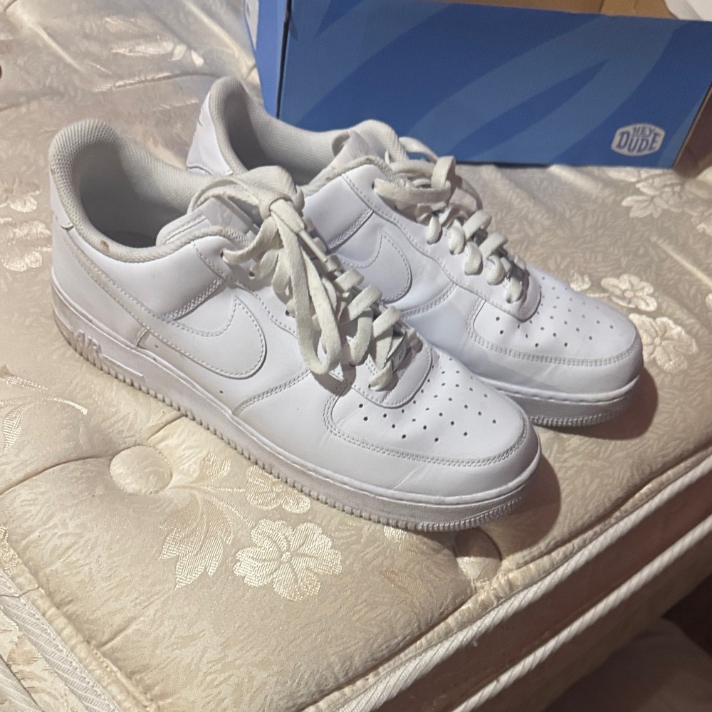 Nike White Sneakers Classic Low-Top Design
